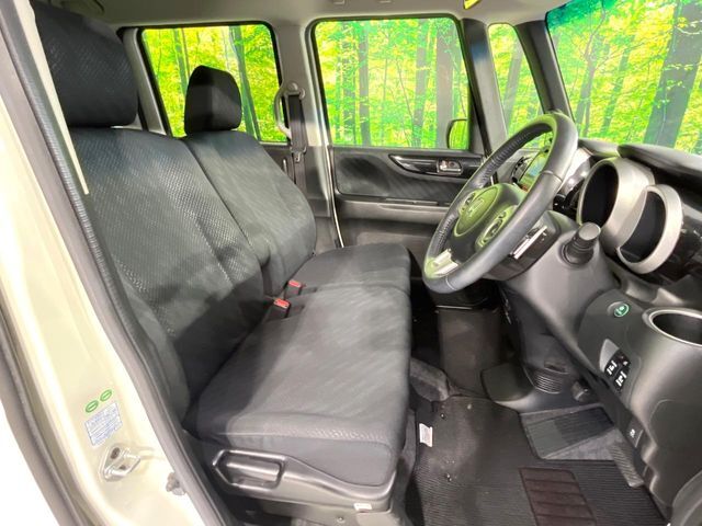 運転席まわりには十分なスペースがあり、大柄な方でもゆったり運転していただける環境です。