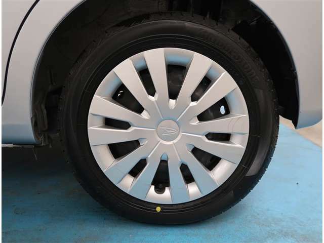 【タイヤ・ホイール】タイヤサイズ155/65R14の純正ホイールです。タイヤ溝は約6mmになります。