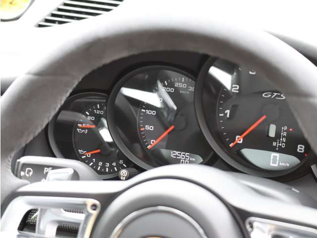 1オーナー車両。走行距離は約12600kmでこれまでのディーラー記録簿も全て残っております。