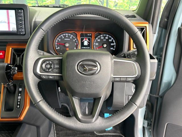 【純正革巻きステアリング】上質な革を使用することで、手にしっかり馴染みとても運転しやすいハンドルです♪