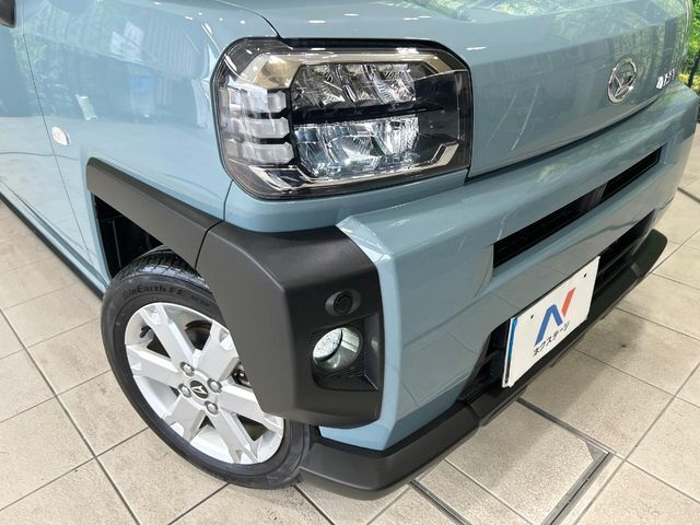【LEDヘッドライト】悪天候や夜間走行時も良好な視界を確保し安心して運転できる高輝度LEDヘッドライトを装備！点灯速度が早く、消費電力も抑えられています。