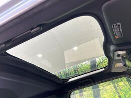 【ガラスルーフ】ガラスルーフ搭載で車内の解放感が一気にアップ！開放的なドライブをお楽しみいただけます。