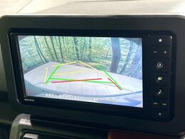 【バックカメラ】駐車時に後方がリアルタイム映像で確認できます。大型商業施設や立体駐車場での駐車時や、夜間のバック時に大活躍！運転スキルに関わらず、今や必須となった装備のひとつです！