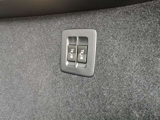後部崎背を倒して荷室を広くアレンジする際には、スイッチ操作のみで電動でしーとを倒すことも可能になります。
