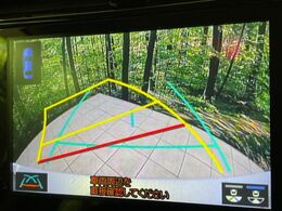 【バックカメラ】駐車時に後方がリアルタイム映像で確認できます。大型商業施設や立体駐車場での駐車時や、夜間のバック時に大活躍！運転スキルに関わらず、今や必須となった装備のひとつです！
