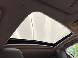 【調光パノラマルーフ】車内の解放感が一気に上がる大型パノラマルーフに調光機能がプラス！日差しが強い時、シェードを閉めなくてもガラスの透明度を調整することで心地よい明るさに♪