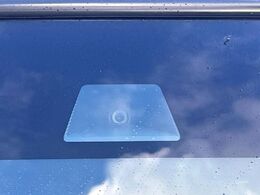 【ホンダセンシング】走行中に前方の車両等を認識し、衝突しそうな時は警報とブレーキで衝突回避と被害軽減をアシスト。より安全にドライブをお楽しみいただけます。