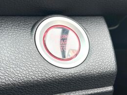 【Hondaスマートキー】カバンやポケットに入れたままでもドアの施錠・解錠が可能なスマートキーを装備。エンジンのオン・オフ時もカギを取り出す必要が無いからとっても便利です♪