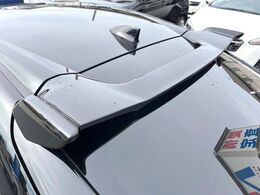 【リヤスポイラー】スポーツカーらしさがグッと引き立つ大型リヤスポイラーを装着♪高速走行時のスタビリティ（走行安定性）向上に役立ちます。