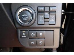 両側電動スライドドアです。