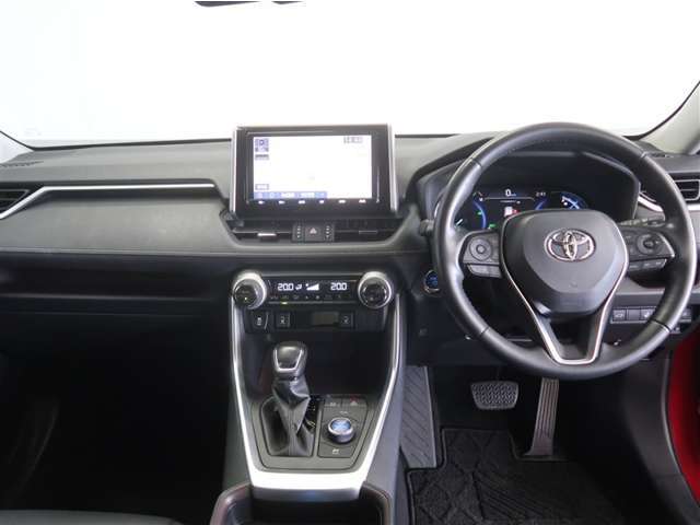 スタイリッシュなデザインのインパネ。各操作スイッチは使い易い位置に配置されてます。