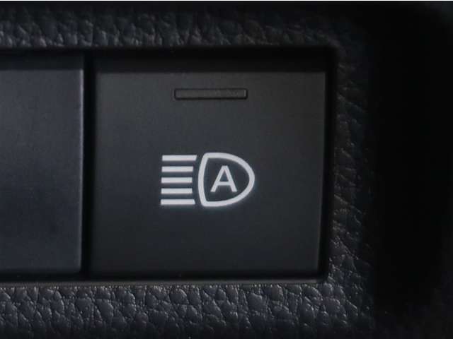 オートマチックハイビームとは、先行車や対向車のライトを認識し、ハイビームとロービームを自動で切り替える機能です。夜道の視界を確保します。詳細は販売店スタッフまでお尋ね下さい。