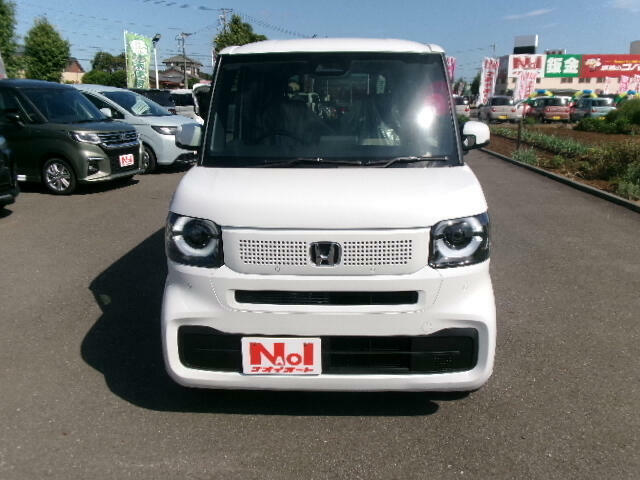 【当店のこだわり】入庫後のお車は選任スタッフによる細部清掃を実施しております。足回り、エンジンルーム、室内、室外を隅々まで綺麗にしております。展示車はピカピカです。全国配送も可能ですのでご相談下さい！