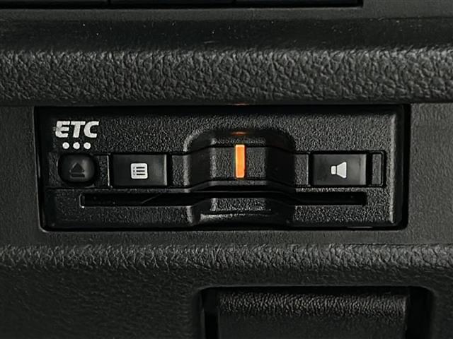 【ビルトインETC】スッキリ収納型、車のデザインと一体となった埋込み型タイプです。 配線も見えず、隙間も無いので運転席周りが洗練された空間になっています！