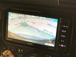 【バックカメラ】駐車時に後方がリアルタイム映像で確認できます。大型商業施設や立体駐車場での駐車時や、夜間のバック時に大活躍！運転スキルに関わらず、今や必須となった装備のひとつです！