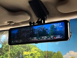 【デジタルインナーミラー】後席の大きな荷物や同乗者で後方が確認しづらい時でも安心！カメラが撮影した車両後方の映像をルームミラー内に表示。クリアな視界で状況の確認が可能です！