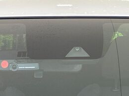 【エマージェンシーブレーキ】走行中に前方の車両等を認識し、衝突しそうな時は警報とブレーキで衝突回避と被害軽減をアシスト。より安全にドライブをお楽しみいただけます。