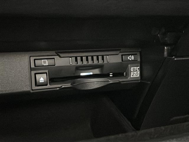【ETC】有料道路を利用する際に料金所で停止することなく通過できる、ETC車載器（ノンストップ自動料金収受システム機器）が装備されています。セットアップを行うことで利用可能になります。
