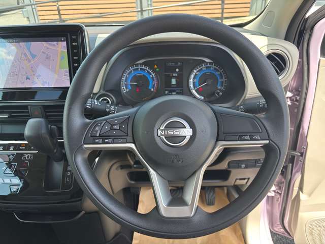 運転中のオーディオ操作は、ステアリングで行いましょう。安全運転で。
