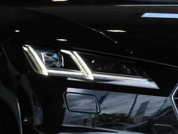 さらに、元々スタイリッシュなTTクーペを一層カッコ良く仕上げるべく、純正オプションの20インチやH＆Rのダウンサス、そして前後のスポイラーで程よいドレスアップが施されております！