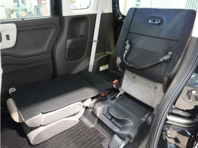 【チップアップ＆ダイブダウンシート】はね上げれば高さのある荷物、倒せば長い荷物も収まります。はね上げて、倒して変化するシートで使いやすさをアレンジ。