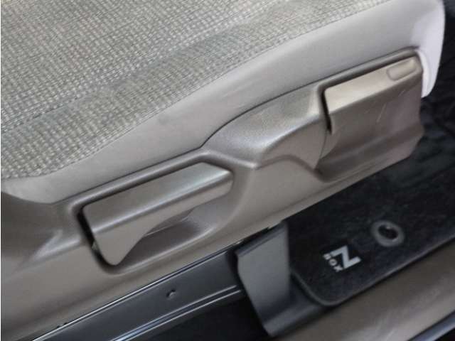 【ハイトアジャスター】レバーの上下操作だけで、座面を運転しやすい高さへ簡単に調節できます。