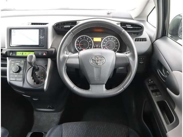 運転席側から見た写真です、お車にマッチングするように考えられたインパネデザイン！沢山のスイッチ類も運転される方が使いやすい位置に配置されていますね！