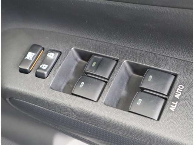 【パワーウインドゥマスタースイッチ】運転席より助手席やリヤドアガラスの開閉が出来るので便利ですね！運転席以外のウインドロック機能も付いています。