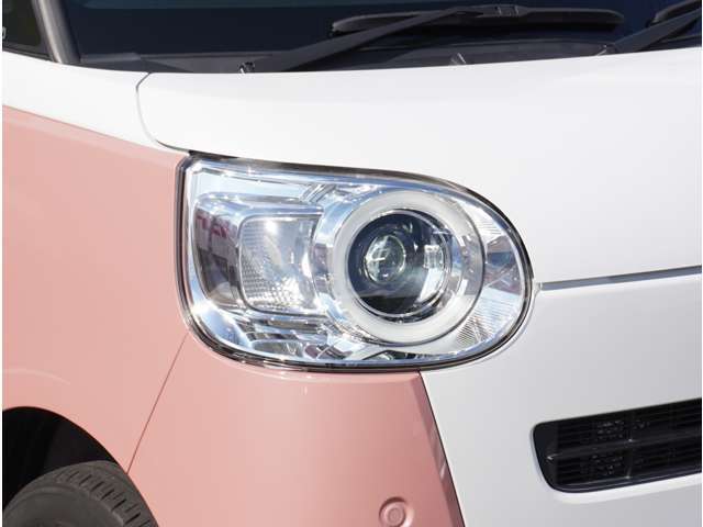 【LEDヘッドライト】悪天候や夜間走行時も良好な視界を確保し安心して運転できる高輝度LEDヘッドライトを装備。明るい上に点灯速度が早く消費電力も抑えられています。