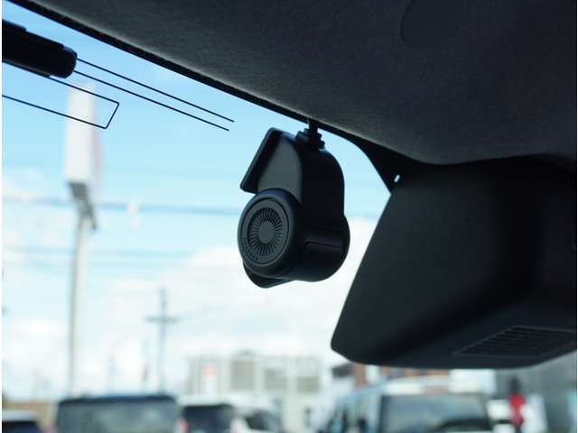 【ドライブレコーダー】安心・安全なカーライフに必須のドライブレコーダーを装備。あおり運転や事故に遭遇した際の状況も映像で記録し、万一のリスクに備えます。