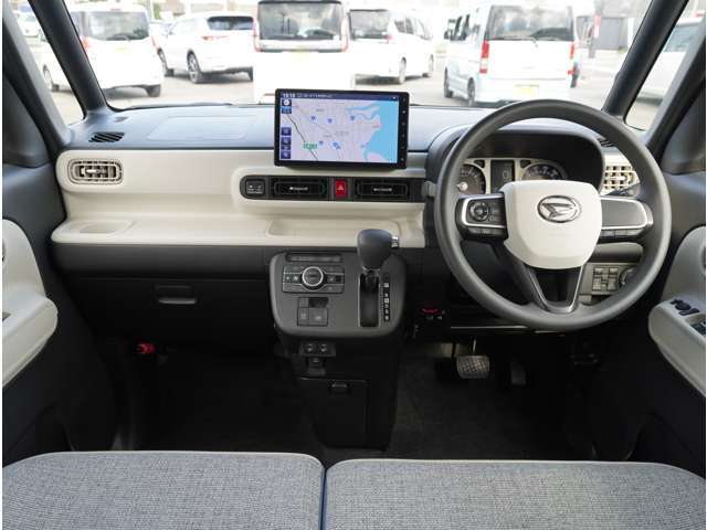 インパネ廻りの画像となります。車両評価証にてダッシュボードのり跡など、前ユーザー様がナビまたレーダーなど取り付けされていた車両もございます。評価証にてご確認頂くか現車確認をお勧めさせて頂きます。