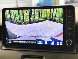 【バックカメラ】駐車時に後方がリアルタイム映像で確認できます。大型商業施設や立体駐車場での駐車時や、夜間のバック時に大活躍！運転スキルに関わらず、今や必須となった装備のひとつです！