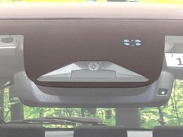 【ホンダセンシング】走行中に前方の車両等を認識し、衝突しそうな時は警報とブレーキで衝突回避と被害軽減をアシスト。より安全にドライブをお楽しみいただけます。