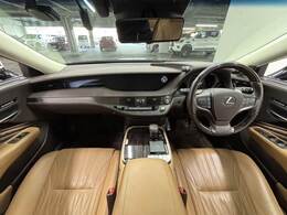 見通しの良いコックピットは普段のドライブに最適。運転しやすいお車となります。