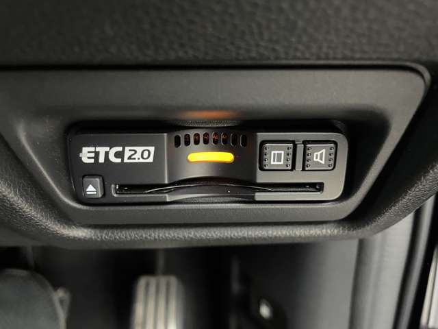 【ETC】有料道路を利用する際に料金所で停止することなく通過できる、ETC車載器（ノンストップ自動料金収受システム機器）が装備されています。セットアップを行うことで利用可能になります。