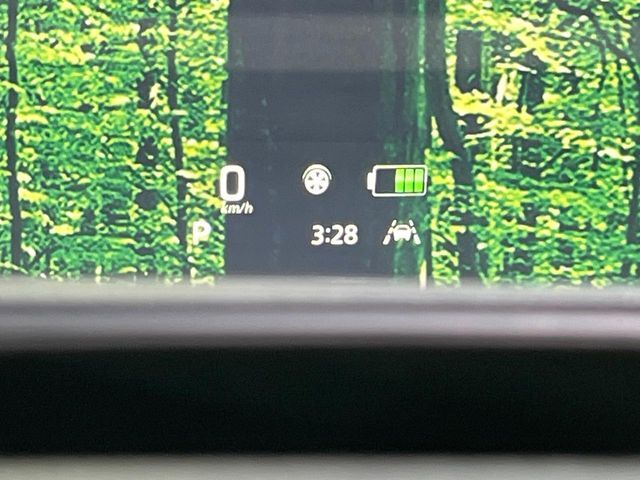 【ヘッドアップディスプレイ】現在の速度や走行情報をデジタル表示で運転席前方のガラスに投影！運転中、目線をずらさず必要な情報を確認できるのでとっても便利で安心！