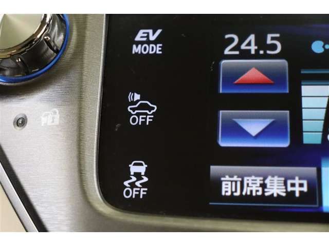 EV走行は静かですが、車が来ていることに気づいてもらえず危ないことも。そのため、車の接近を音で知らせる車両接近通報装置が装備されています。静かに走りたい時などは車にOFFボタンで音オフができます。