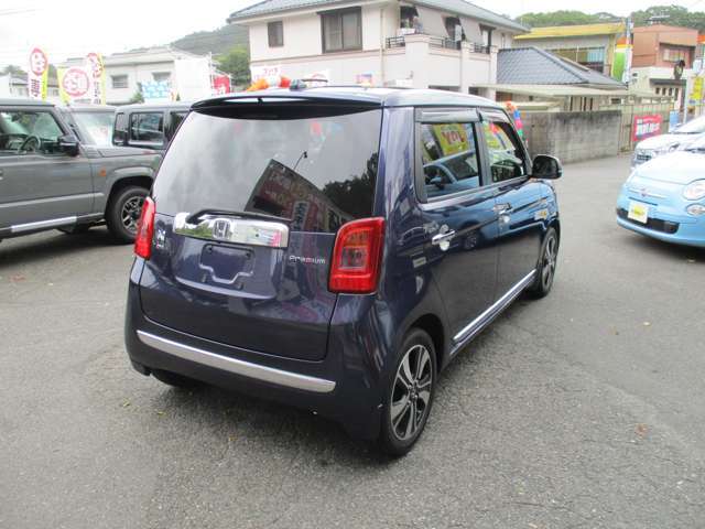 軽自動車と言っても色々な種類があります。こちらはセダンタイプ。車重が軽く、軽の中でもトップクラスの燃費！また、車体が小さいので小回り！どんな方でも運転しやすいのではないでしょうか。
