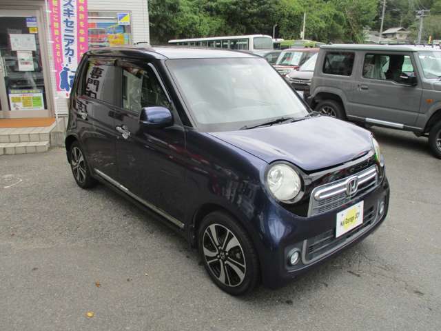とはいえ、お客様に安心してカーライフを過ごしていただくためには保証は必要だと考えております。JOYの軽自動車は全て保証をつけて販売しております。万が一の事があってもスピーディーに対応します！