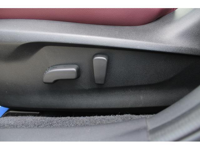 運転席も助手席も電動パワーシート装備