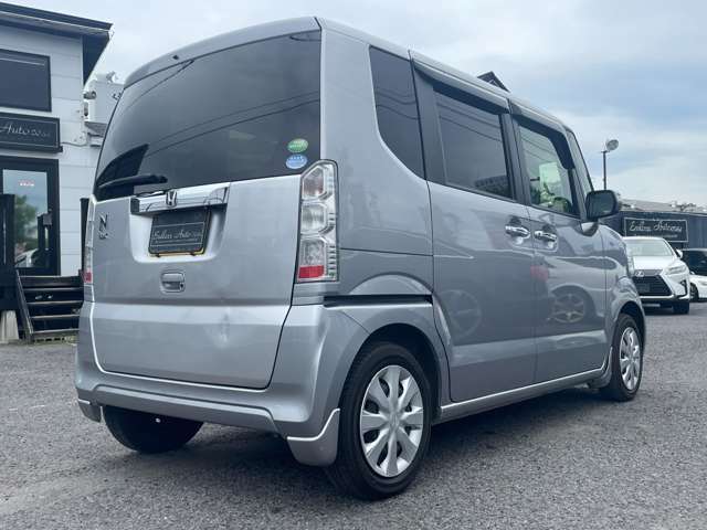 当店はホワイトカラー・ブラックカラーを中心に30台前後の中古車を展示・販売いたしております！