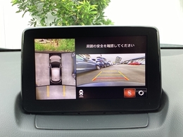 狭い場所での駐車やすれ違いなどでより的確な運転操作に役立つ360°ビューモニターが装備されています。
