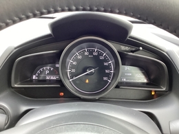 ”ドライバーを中心に一つ一つ丹念に磨き、力強さと上質さが融合した上質なデザインを採用しました！シンプルながらも落ち着いたメーターパネルは大人な雰囲気を演出します。”