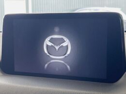 【8インチマツダコネクト】車内の雰囲気にマッチした大型のディスプレイ。スマホ接続でのナビ使用やBluetooth再生等、様々な機能が楽しめます。直感的なダイヤル操作が可能で、使い勝手も良好です。