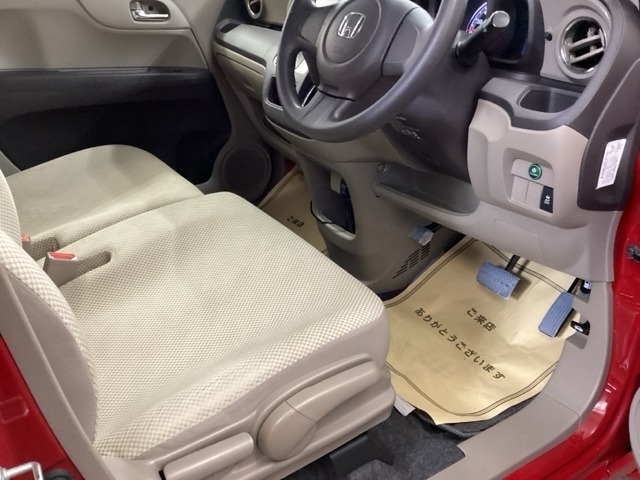 運転席は、大きな座面と包み込むような背もたれがドライバーの身体全体をしっかり支えます。上質なシート素材と座り心地のよいクッションを採用し、長時間の運転やコーナーの多い道も快適です。