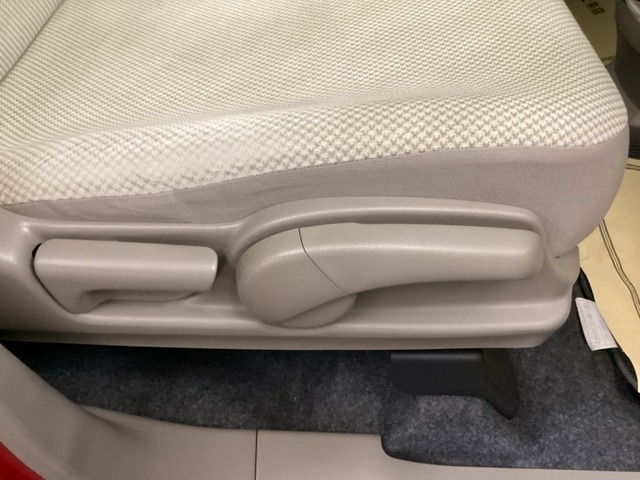手動のレバーを使って、シートの高さや背もたれの角度を変えることができます。