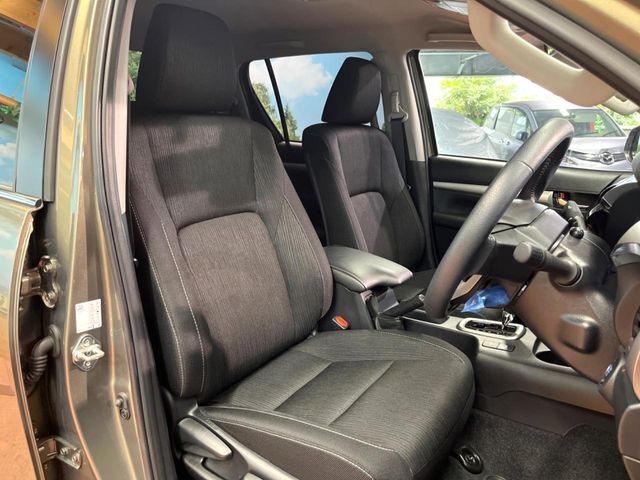 運転席シート廻りは使用感も少なく、良好な状態となっています。前オーナー様が丁寧に使っていたことがよくわかりますね。
