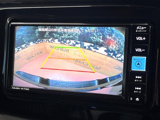 【バックカメラ】駐車時に後方がリアルタイム映像で確認できます。大型商業施設や立体駐車場での駐車時や、夜間のバック時に大活躍！運転スキルに関わらず、今や必須となった装備のひとつです！