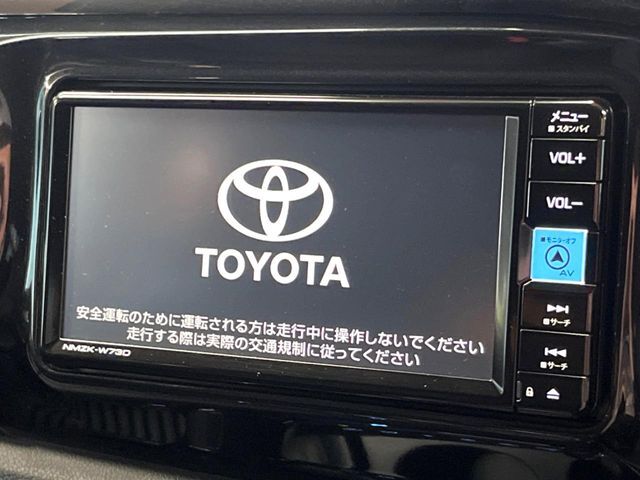 【メーカー純正ナビ】インテリアに溶け込むスタイリッシュな「専用設計」メーカーナビを装備♪視認性や操作性など基本性能にも優れ、より上質なカーライフをお楽しみいただけます。