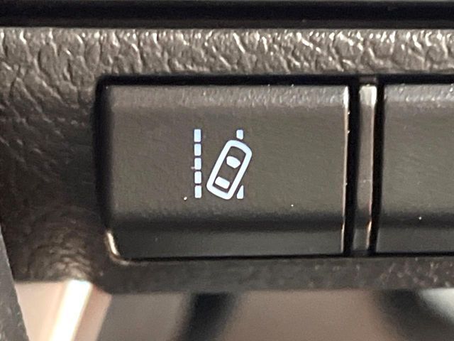 【レーントレーシングアシスト】高速道路走行時、車線からはみ出しそうになるとレーンの中央を走るようにステアリング操作をアシスト。より安全な運転をサポートしてくれます！